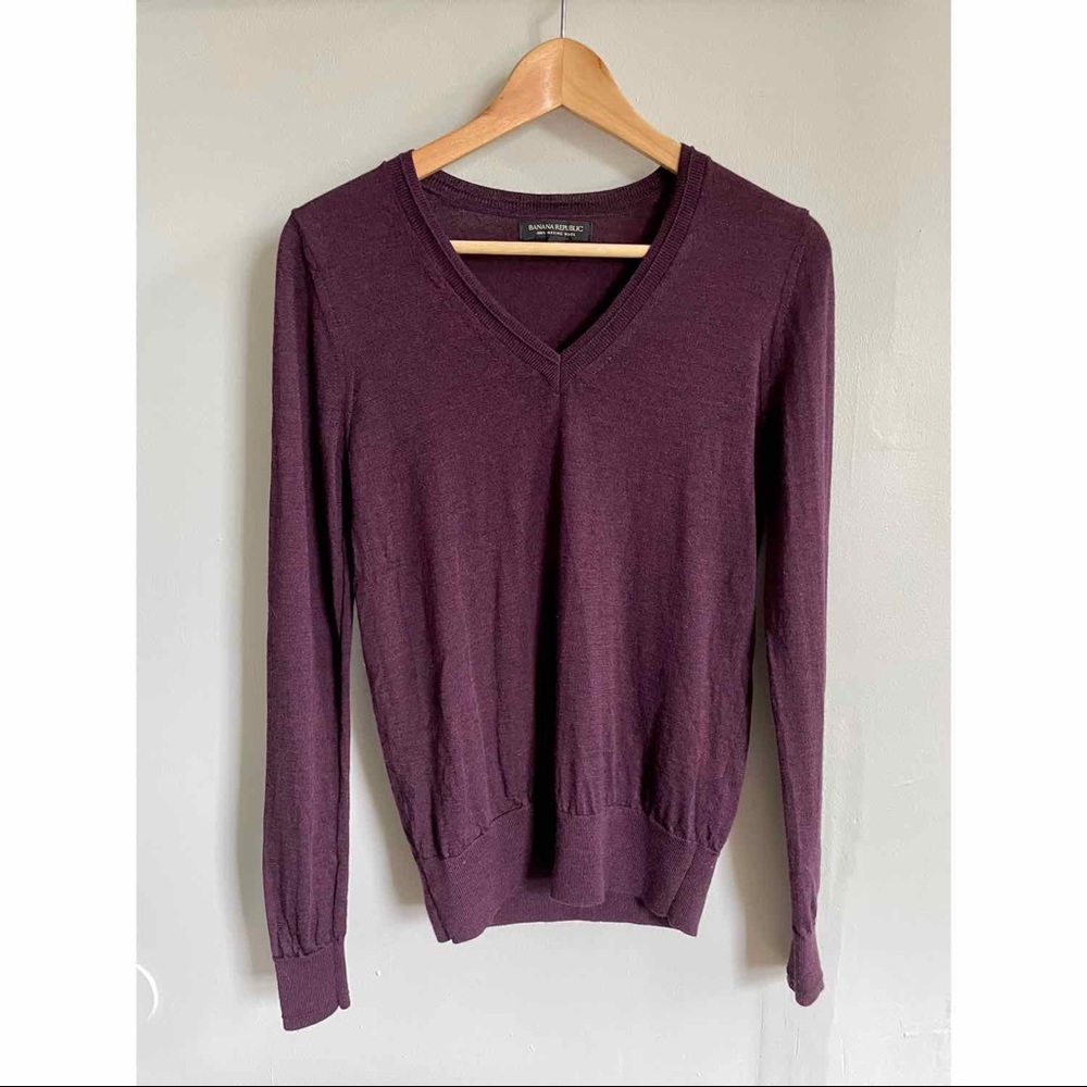 Plum Banana Republic 100% pure merino wool light sweater